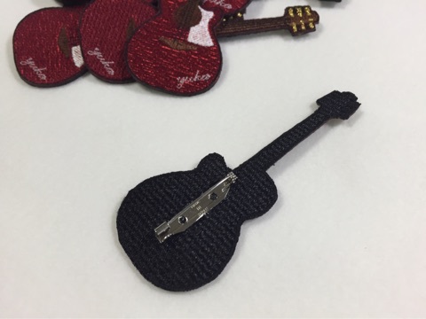 ギターの刺繍ブローチ