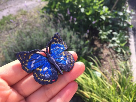 オオムラサキブローチつけてみた＊日本の国蝶を刺繍 | color-stitch