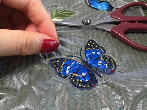 青い蝶の刺繍