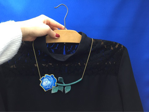 青いバラの刺繍ネックレス