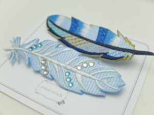青い羽　刺繍ブローチ