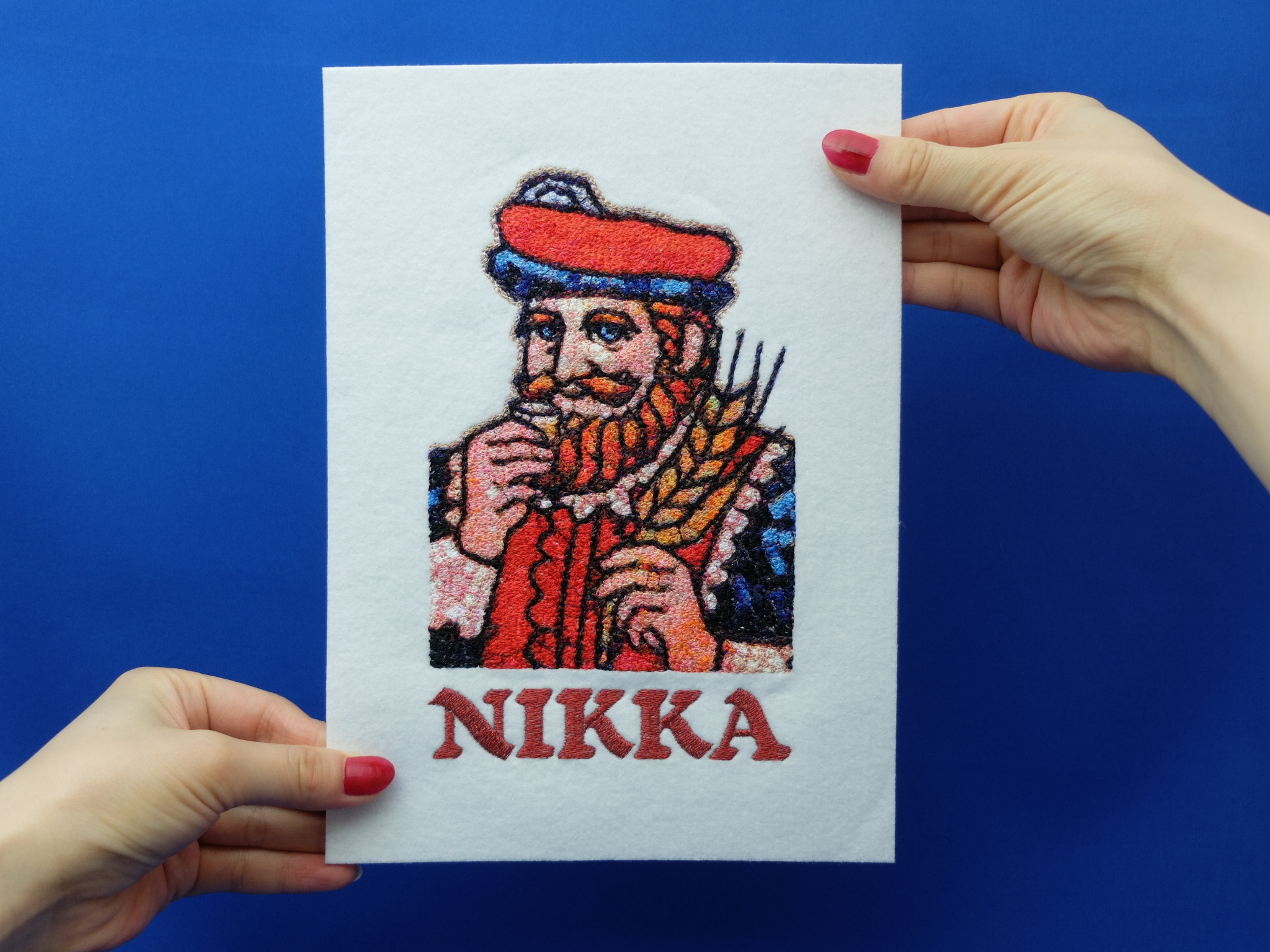 札幌のすすきのといえばこのおじさん：イラストをフォト刺繍に | color