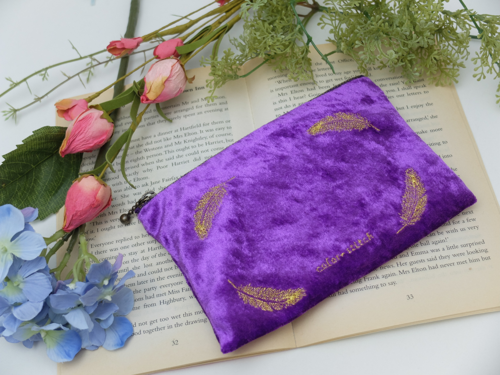 紫ベロアのオーダーポーチ：金糸でフェザー | color-stitch